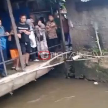 VIDEO: Penemuan Mayat Tersangkut di Kali Cililitan