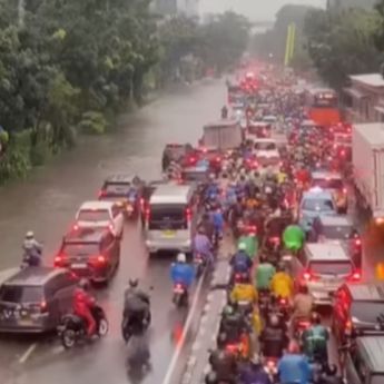 Puluhan PPSU dan Satgas SDA Tangani Banjir di Jalan DI Panjaitan
