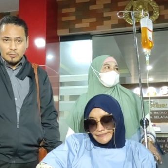 Tangan Diinfus dan Pakai Kursi Roda, Doktif Diperiksa Sebagai Tersangka Terkait Laporan Richard Lee