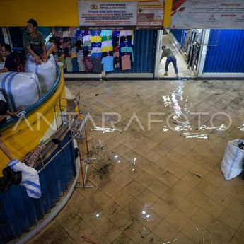 Penampakan Pasar Cipulir Kebanjiran Akibat Tembok Jebol