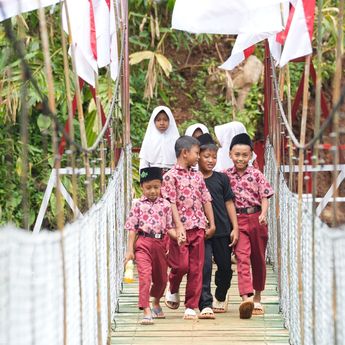 Jembatan Gantung Buat Siswa di Pangandaran Tak Khawatir Lagi Saat Hujan dan Air Sungai Pasang