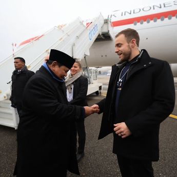 Momen Prabowo Berikan Koin Kepresidenan kepada Pengawal Swiss di Bandara