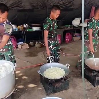 Potret TNI yang Serba Bisa di Lokasi Bencana: Memasak, Cat Masjid hingga Jadi Suster Dadakan