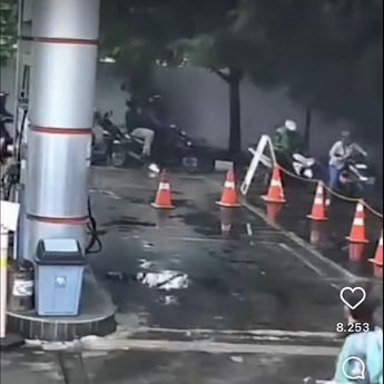 Detik-detik Pohon Tumbang di SPBU Senen Timpa Pemotor Antre BBM