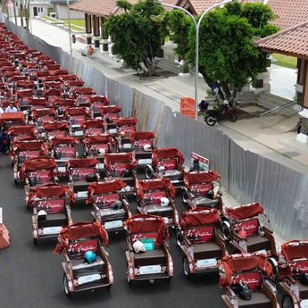 Penarik Becak Sidoarjo Dapat Becak Listrik, Ramai-ramai Panjatkan Doa untuk Prabowo