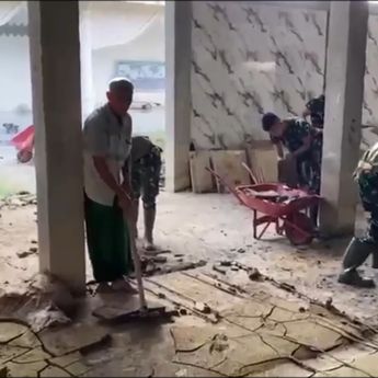 TNI dan Warga Gotong Royong Pulihkan Aceh, Renovasi Rumah sampai Bersihkan Masjid