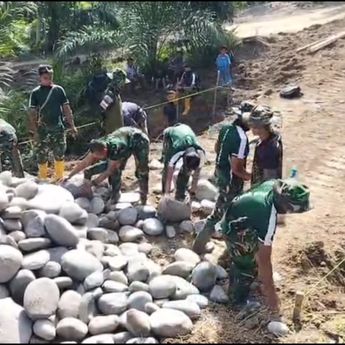Gotong Royong TNI, PU dan Polri Buka Akses Wilayah Terdampak Bencana di Aceh