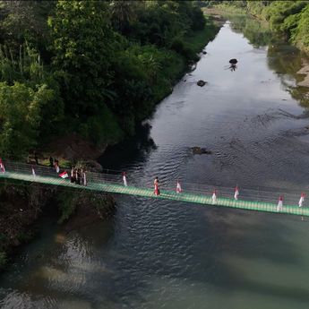 Jembatan Gantung Cipalebuh Garut Jadi Akses Baru Menuju Sekolah, Sawah, dan Tempat Ibadah