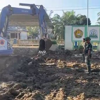 Gotong Royong dengan Masyarakat di Aceh, TNI Bersihkan Rumah Warga hingga Sekolah dari Lumpur