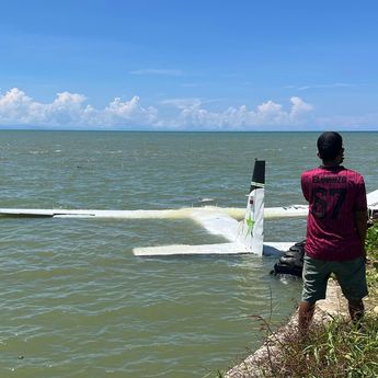 FOTO: Pesawat Smart Air Jatuh Pantai Nabire