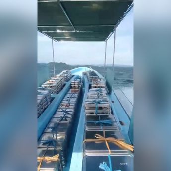 Menerjang Ombak Danau Sentani, Petugas SPPG Antar MBG dengan Kapal Cepat