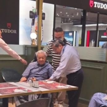 Mahathir Mohamad Muncul ke Publik Usai 21 Hari Perawatan