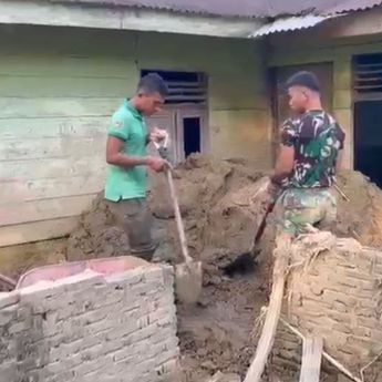 TNI Fokus Bersihkan Rumah Lansia di Lokasi Terdampak Bencana Sumatera