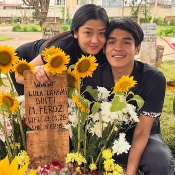 Kakak Lula Lahfah Tiba di Jakarta Langsung Ziarah ke Makam Sang Adik
