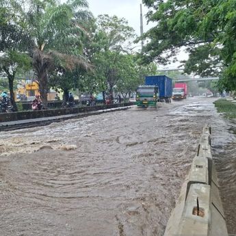 Banjir Lumpuhkan Jalan Daan Mogot, Pengendara Diimbau Cari Jalur Alternatif