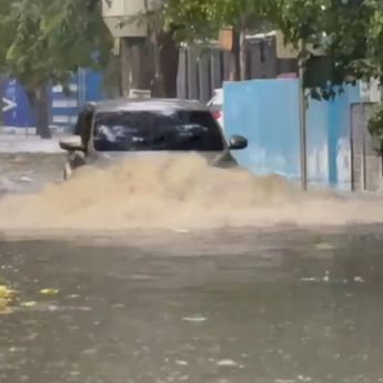 Banjir Setinggi 40 Sentimeter Hambat Aktivitas Warga di Pulogadung