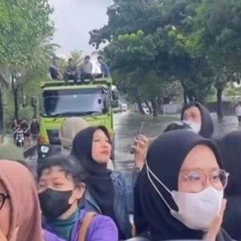 Banjir Daan Mogot: Penumpang Transjakarta Dioper Naik Truk dan Ada yang Jalan Kaki 2,3 KM