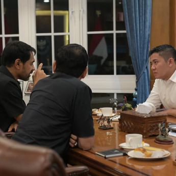 Jelang Dini Hari, Gubernur Aceh Mualem Temui Seskab Teddy, Bahas Apa?