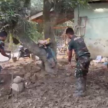 TNI Gencar Bersihkan Rumah Lansia Pascabanjir di Aceh Tamiang dan Pidie Jaya