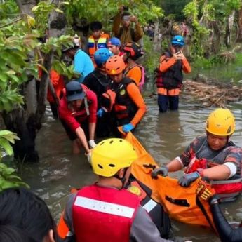 Tim SAR Evakuasi Jenazah Ibu Rumah Tangga di Danau Griya Asri Bekasi