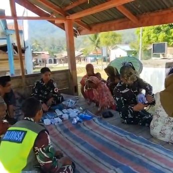 TNI &ldquo;Jemput Bola&rdquo; Cek Kesehatan Warga Terdampak di Aceh, Diikuti Ibu-ibu dan Balita