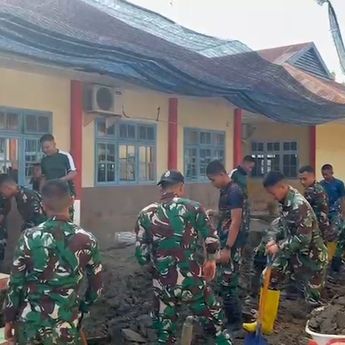 Gotong Royong Warga dan Prajurit TNI AD Bangun Masjid Sementara di Desa Tetingi Aceh