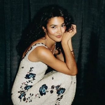 Olivia Dean Raih Grammy 2026 Sebagai Artis Pendatang Terbaik