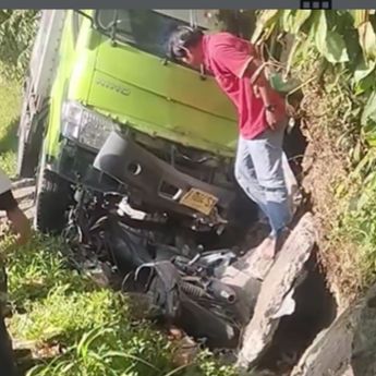 VIDEO Truk Box Hantam Pemotor Sampai Ringsek