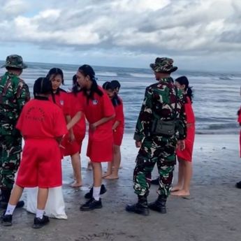 Sehari Usai Instruksi Presiden, TNI Bersama Pelajar Gotong Royong Bersihkan Sampah di Pantai Kuta Bali