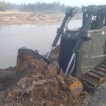 Momen Alat Berat Membelokkan Aliran Sungai dan Membuat Tanggul Agar Tak Meluap ke Permukiman di Aceh