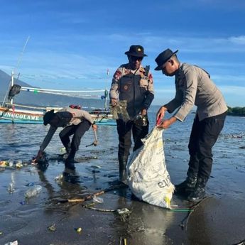 Polda Bali Kerahkan Ratusan Personel Bersihkan Pantai, Tindak Lanjuti Arahan Presiden