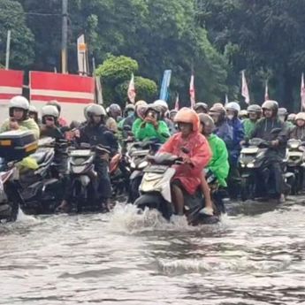 Hujan Deras Selama 15 Menit Sebabkan Banjir 50 Cm di Jalan DI Panjaitan Jaktim