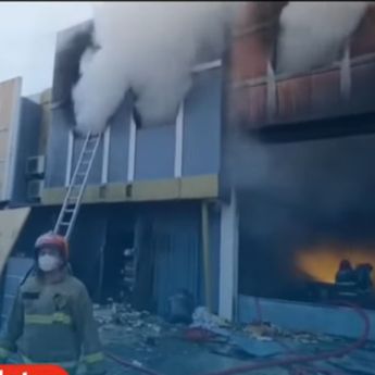 Kebakaran Gudang Pestisida di Tangerang Bikin Sungai Cisadane Memutih dan Ikan-Ikan Mati