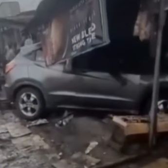Mobil di Bogor Tabrak Warung Sampai Porak-Poranda