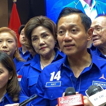 AHY Serahkan 48 KTA Kader Baru, Termasuk Merry Riana