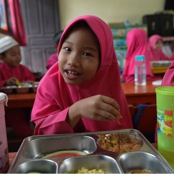 Lahapnya Anak-anak TK di Pulau Terluar Natuna Menyantap MBG: Enak Sekali
