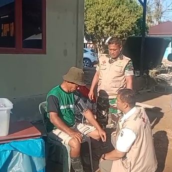 Menembus Kampung Terdampak, Dokter TNI Bantu Warga Bangkit Pascabencana