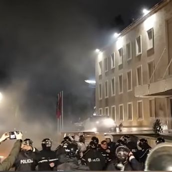 Protes Anti-Pemerintah di Albania Berujung Bentrokan, Molotov Buat Gedung Pemerintah Membara