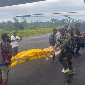 Aparat Gabungan TNI-Polri Evakuasi Jenazah Pilot Smart Air Korban Penembakan di Papua
