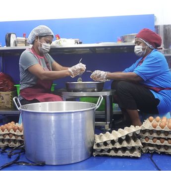 Dapur MBG Ciptakan Rantai Ekonomi Lokal di NTT: IRT Dapat Kerja, Panen Petani Terserap