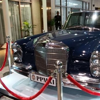 Mercedes-Benz 220 SE W111: Sedan Mewah Ikonik dengan Desain Fintail yang Tak Lekang Waktu