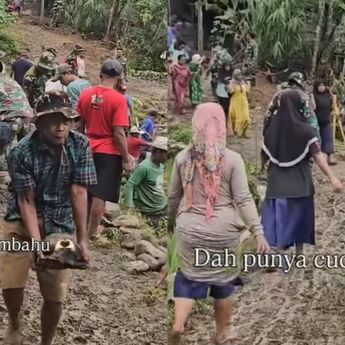 Salut! Warga dan TNI Gotong Royong Bangun Jalan di Karangmoncol Purbalingga