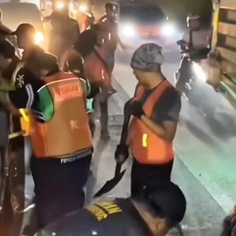 Jalan Rusak Makan Korban, Warga Bogor Patungan Perbaiki Jalan, Sindir Gubernur KDM