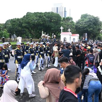 Antusiasme Warga Saksikan Serah Terima Pengawalan Istana Merdeka oleh Paspampres