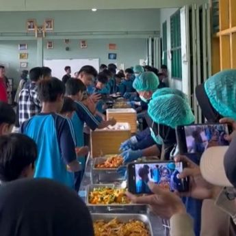 Ciptakan Kebersamaan di Sekolah, MBG Digelar Prasmanan di Sukabumi: Siswa Gembira