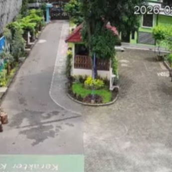 Momen Menegangkan Tembok di SMPN 182 Jakarta Selatan Roboh