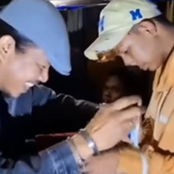 Polresta Padang Nyamar Jadi Pengamen untuk Tangkap Buronan Tawuran Maut