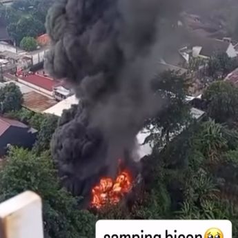 VIDEO: Kobaran Api Membakar Pabrik Furniture di Pondok Aren