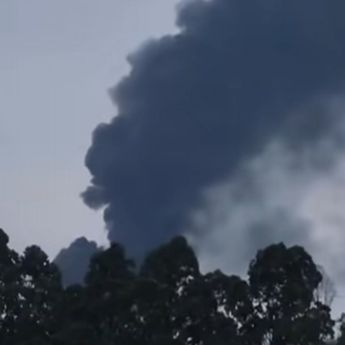 Kebakaran Gudang Ban di Bintaro Tangsel, Asap Hitam Membumbung Tinggi