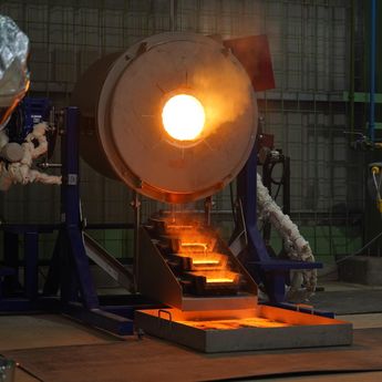 Merdeka Gold Lakukan Penuangan Emas Perdana di Tambang Pani